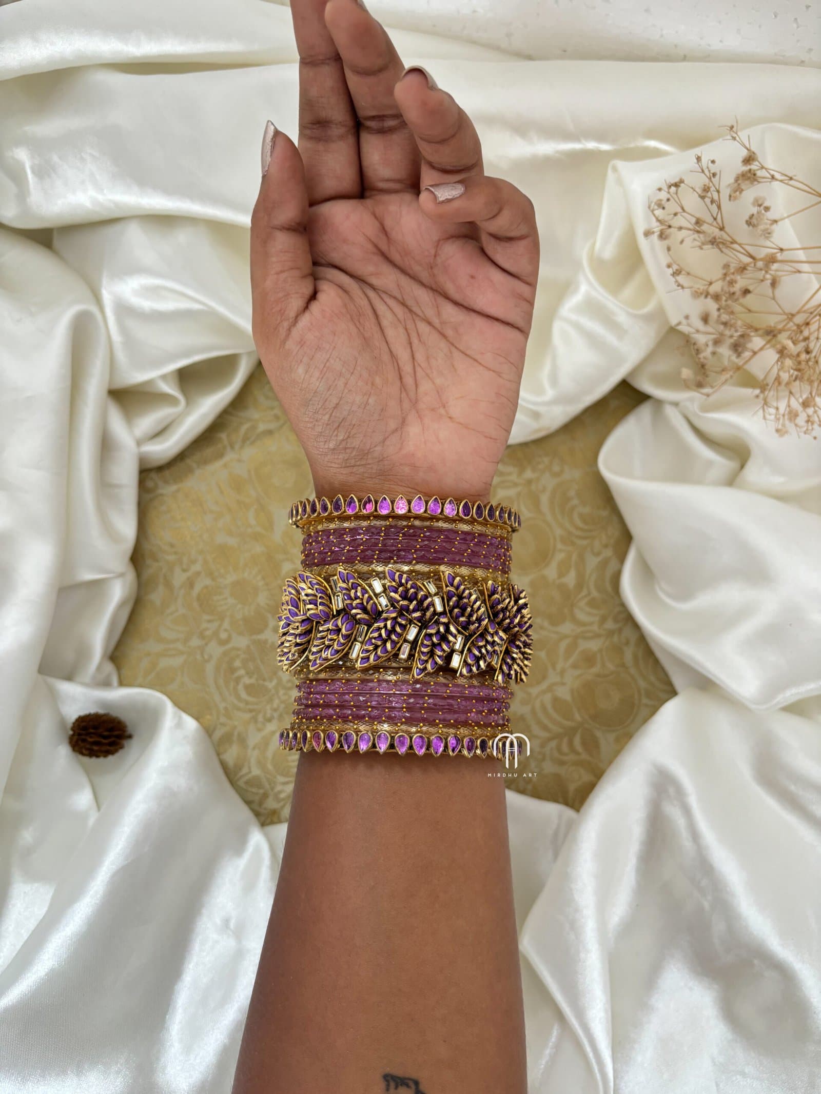 Kundan Bangles – Lilac & Golden Leaf Style (With Glass Bangles) detail view 2