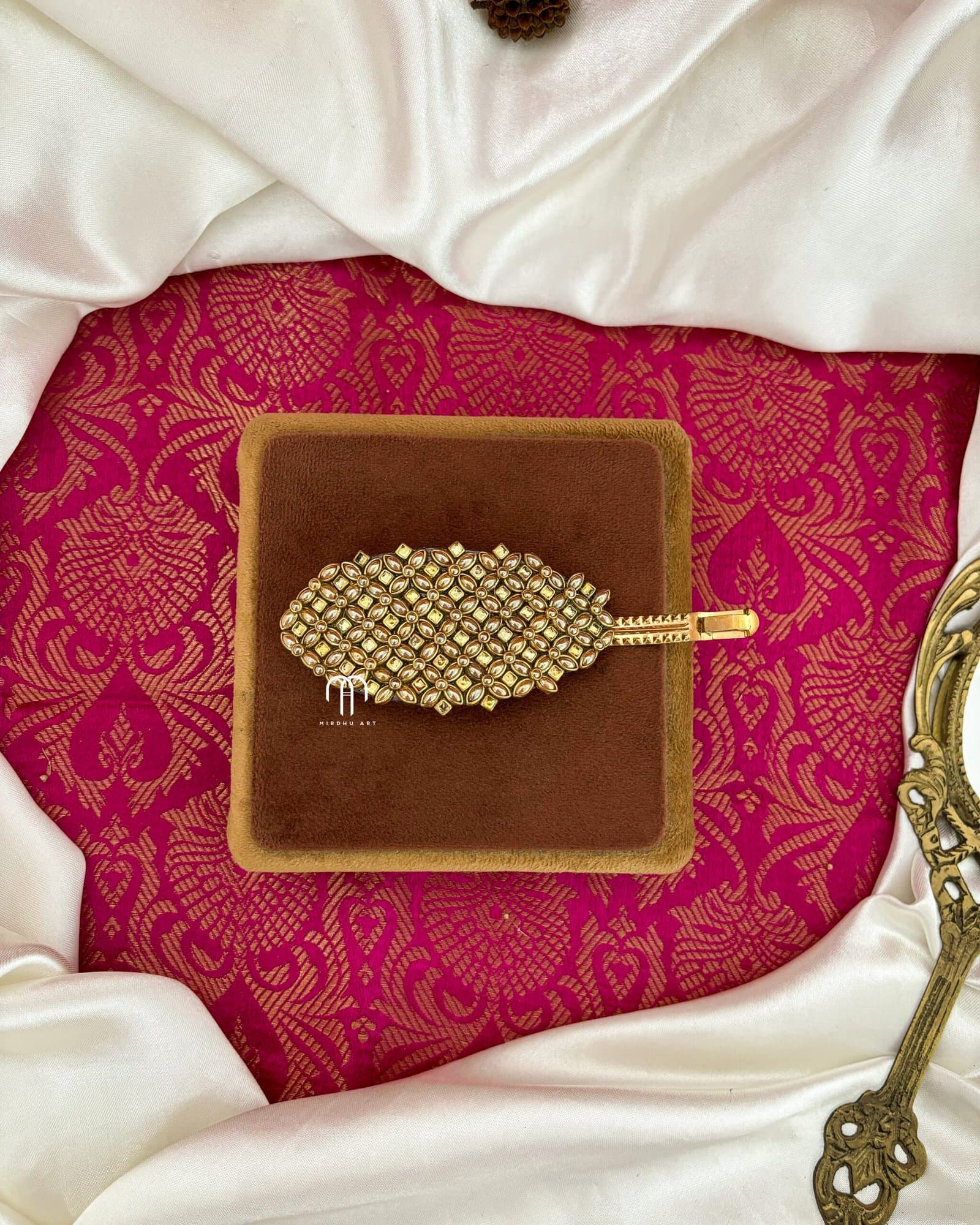 Oval Center Clip – Golden from Bangle by Choice