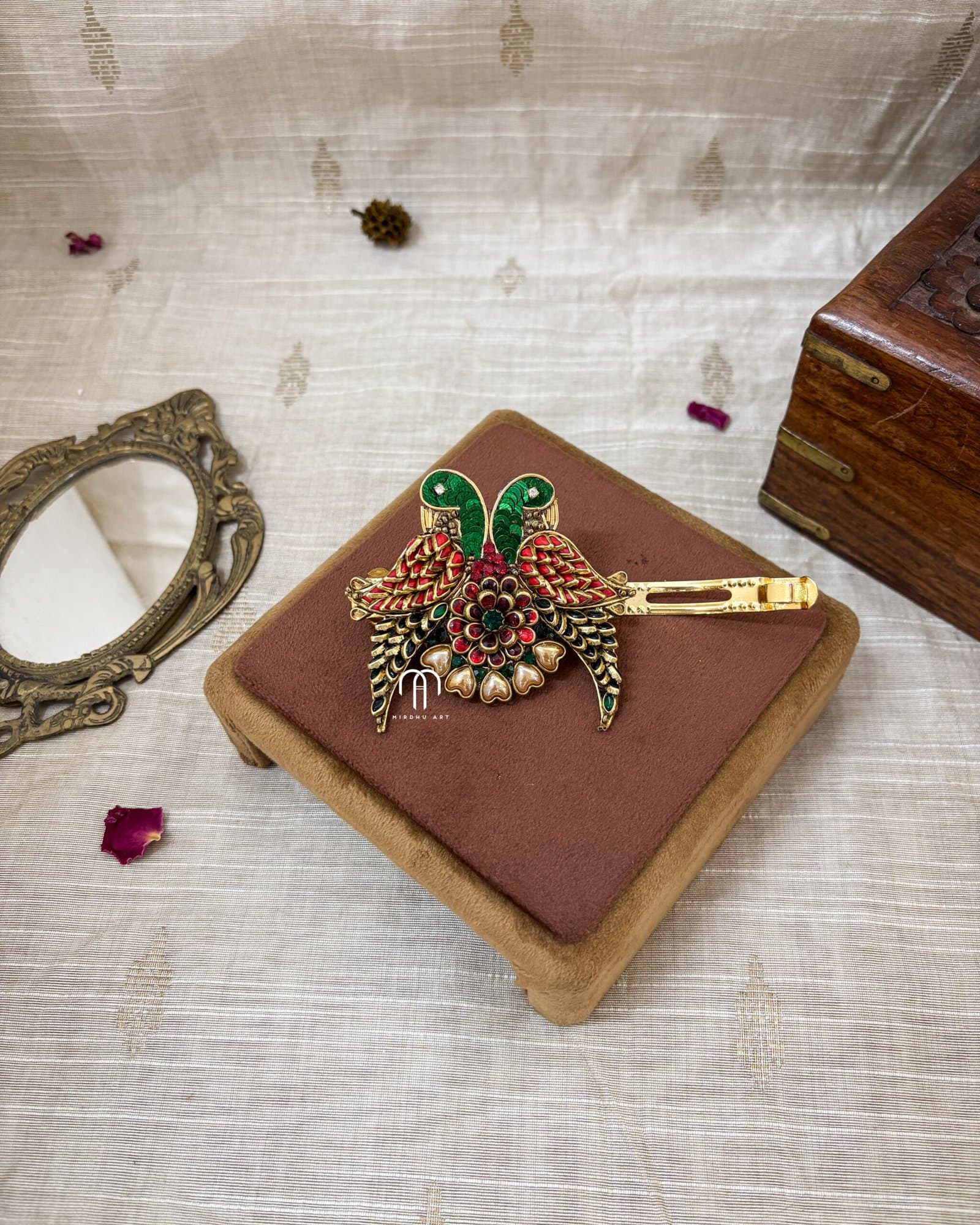 Parrot Center Clip – Red And Green detail view 2