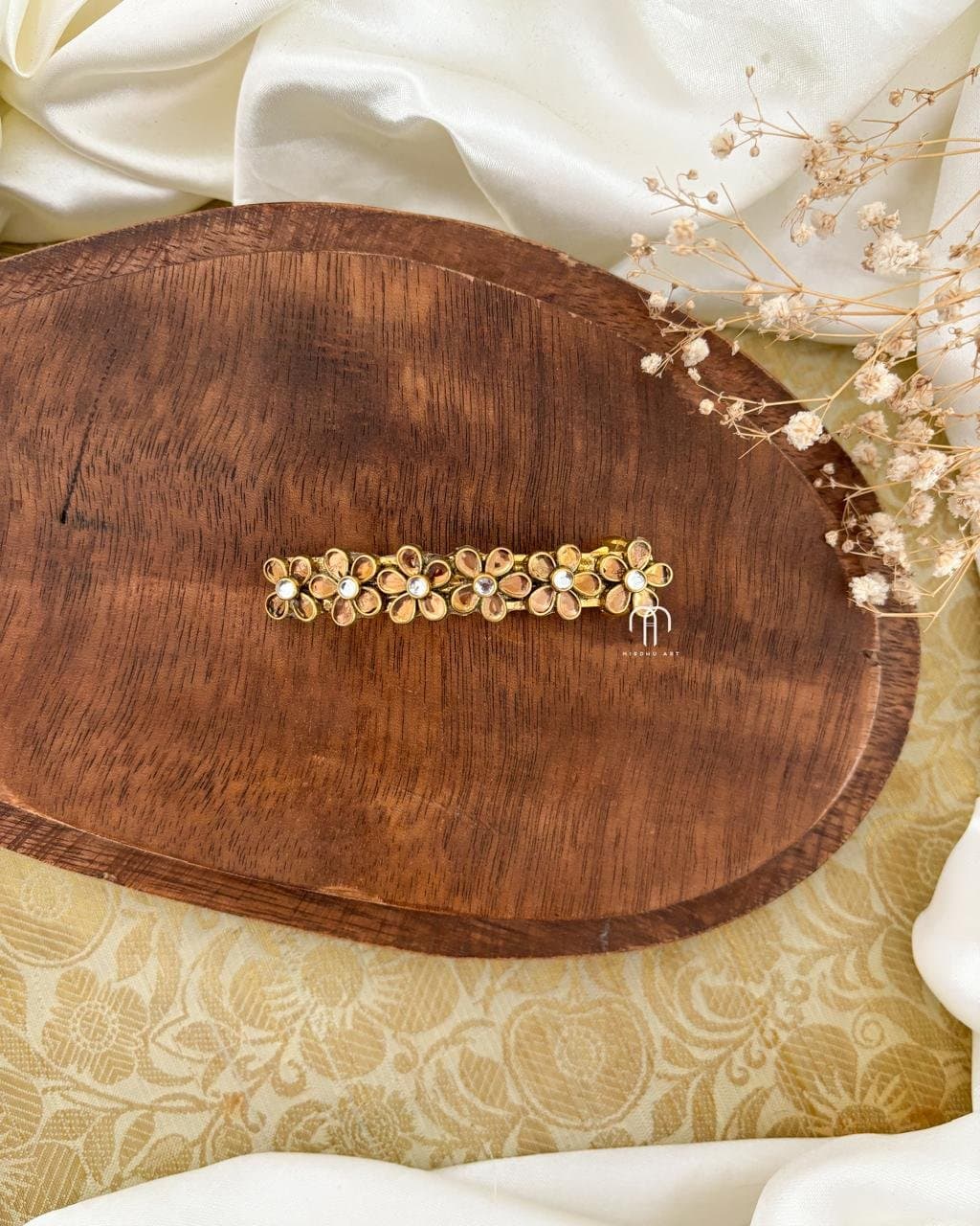 Kundan Center clips – Flower ( Golden ) from Bangle by Choice