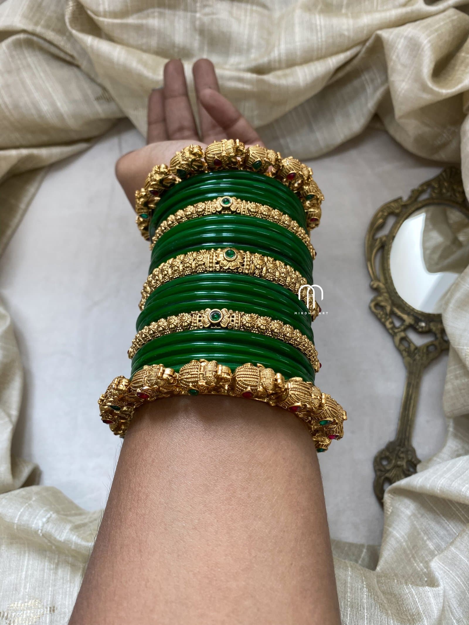 Vintage Style Bangle Stack – Red detail view 2