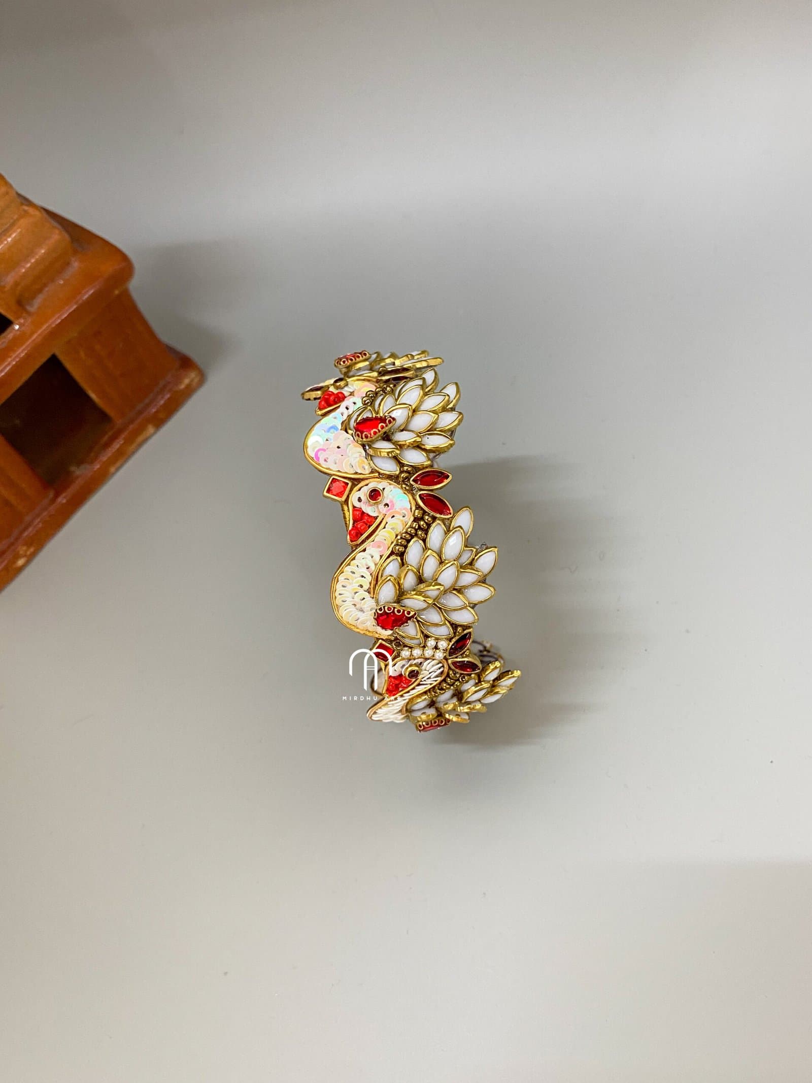 Swan – White & Red detail view 3